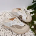 Sandali infradito da donna con zeppa bianchi con dettagli traforati stile etnico - Beige