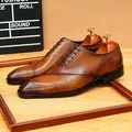 Scarpe Oxford da uomo in pelle marrone sfumata con punta a punta e incisione unica - Marrone