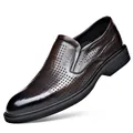 Dunkelbraune Herren-Slipper aus Leder mit Lochmuster, atmungsaktives Design für Business - 38 / Braun