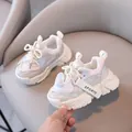 Atmungsaktive Chunky-Sneaker für Mädchen mit irisierenden Details und Herzanhänger - Gebrochenes Weiß