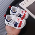 Sandalias de suela blanda para bebés con punta cerrada y logo de oso en blanco y azul. - Azul