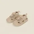 Foto de SKU de sandalias beige cerradas para niños pequeños con correas ajustables - Caqui
