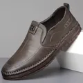 Comfortabele bruine leren herenloafers met handgestikte details en instapontwerp - Khaki