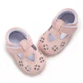 Zapatos rosas de bebé para caminar con recortes de corazón y suela de goma blanda. - Rosa