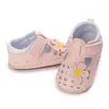 Nahaufnahme rosa Babysandalen mit niedlichem Blumendekor und atmungsaktivem Hohldesign. - Rosa