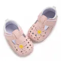 Gros plan sandales roses bébé avec décoration fleur mignonne pour 0-1 an - Rose