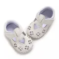 Detailansicht der weißen Baby-Sandalen aus PU-Leder mit herzförmigem Lochmuster - Weiß