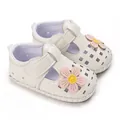 Detailansicht der atmungsaktiven weißen Baby-Lauflernschuhe mit rosa Blumendekoration. - Weiß