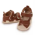 Detailopname van bruine baby wandelsandalen met dubbele klittenbandsluiting en lychee patroon - Binnenlengte 11cm / Tan
