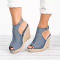 Zoom sur des sandales compensées en daim bleu avec plateforme en jute et bride cheville - Gris