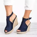 Gros plan de sandales compensées en daim bleu marine avec plateforme espadrille - Bleu foncé