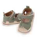 Detailweergave van groene baby loopsandalen met zachte zolen en klittenbandsluiting. - Binnenlengte 11cm / Groen