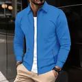 Dettaglio della giacca blu da uomo in maglia a nido d'ape con zip e colletto a risvolto. - Blu
