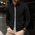 Dettaglio della giacca nera in maglia a nido d'ape con tasca a zip e colletto classico - Nero