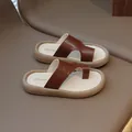 Sandalias casuales marrones para niños con suelas beige gruesas para la playa de verano - 26 / Marrón
