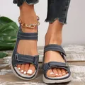 Nahaufnahme der dunkelblauen Plateau-Sandalen mit verstellbarem Klettverschluss und Schnalle. - 36 / Dunkelblau