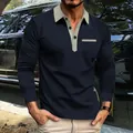 Detail van navy poloshirt voor heren met beige contrastkraag en een moderne slim fit pas. - Marineblauw