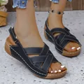 Vue détaillée de sandales compensées noires avec brides croisées et coutures blanches - Noir