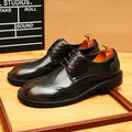Chaussures richelieus classiques pour hommes en cuir avec détails perforés rétro. - Marron