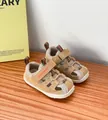 Detailansicht von Kinder-Sportsandalen mit Mesh-Obermaterial und Klettverschluss - Khaki