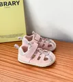 Nahaufnahme rosa Kinder-Sport-Sandalen mit atmungsaktivem Mesh und Klettverschluss - Rosa