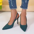 Primer plano de elegantes stilettos slingback de punta en color verde azulado - Azul