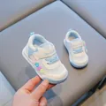 Atmungsaktive Mesh-Lauflernschuhe für Babys in Hellblau und Weiß mit Klettverschluss - Blau Gold