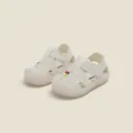 Gros plan de chaussures de marche pour tout-petits en mesh blanc avec scratch - Longueur Intérieure 11.5cm / Beige
