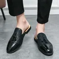 Stilvolle Herren Slipper ohne Ferse in Schwarz mit Glitzer und Quasten Design. - Schwarz