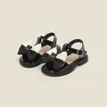 Zwarte laksandalen voor babymeisjes met grote zwart-witte strik en een zachte zool - Binnenlengte 11.0cm / Contrast Strik Lakleren Sandalen (42MBX92172) / Zwart