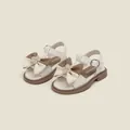 Elegante crème en bruine babysandalen voor meisjes met strik en zachte antislipzool - Binnenlengte 12.5cm / Lakleer Strik Prinses Sandalen (42MBX92172) / Beige