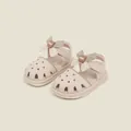Gros plan sur des sandales beiges pour petites filles avec cœurs et nœud décoratif. - Longueur Intérieure 12cm / Style à Nœud Ajouré (42MBX31970) / Rose