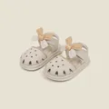 Détail de sandales de marche beiges pour bébé avec découpes en cœur et nœud décoratif mio. - Longueur Intérieure 12cm / Style Nœud Découpe en Cœur (42MBX31970) / Beige