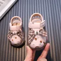Niedliche rosa Baby-Prinzessin-Sandalen mit karierter Schleife und Blumenstickerei. - Rosa