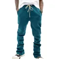 Vue détaillée d'un jogging bleu canard pour homme avec chevilles plissées et cordon. - Bleu marine