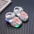 Weiße Babysandalen für Mädchen mit rosa Blume und LED-Leuchtsohlen zum Laufen - Weiß