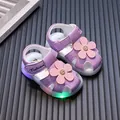 Lila Kleinkinder Sandalen mit rosa Blume und LED-Leuchtsohle für den Sommer 2024 - Lila