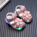 Süße rosa Lauflernsandalen für Mädchen mit 3D-Blumen und bunten LED-Leuchtsohlen - Rosa