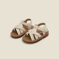 Beige Sandalen für Kleinkinder Mädchen mit weicher Sohle, Kreuzgurten und Klettverschluss - Innenlänge 11.0cm / Beige Sandalen mit Kreuzgurten (38MBX6998X)