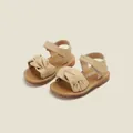 Beige baby meisjessandalen met zachte zool en een stijlvolle gedraaide knoopstrik - Binnenlengte 11.0cm / Prinsessandalen met gedraaide strik (38MBX7100X) / Abrikoos
