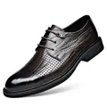 Dunkelbraune Herren-Business-Schuhe aus perforiertem Leder mit komfortablem Schnürdesign. - 38 / Braun