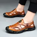 Sandali da uomo in pelle bovina marrone con punta chiusa e design traforato estivo. - Marrone giallastro