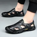 Sandali da uomo in pelle traspirante con punta chiusa e design traforato - Nero