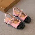 Elegantes sandalias bicolores rosa y negro para niña con detalle de cadena de perlas - 27 / Rosa