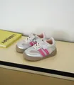 Detailweergave van ademende mesh babysneakers met zilveren finish en roze accenten - Zilver Roze