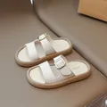 Elegante beige Kinder-Strandhausschuhe mit weicher Sohle und stilvoller goldener Schnalle - 26 / Weiß