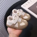 Zapatillas de deporte para bebés en crema y caqui con cierre de velcro para niños y niñas - Talla 16 / Caqui (DX06) / Longitud Interior 11.5cm
