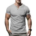 Detailaufnahme eines grauen Slim-Fit-Henley-T-Shirts für Herren mit Brusttasche - Hellgrau