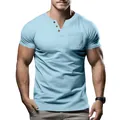 Detailaufnahme eines hellblauen Herren-Henley-Shirts mit schmaler Passform und Tasche - Hellblau