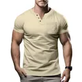 Körpernahes Herren-Henley-T-Shirt mit V-Ausschnitt und Brusttasche in Beige-Nuance - Aprikose